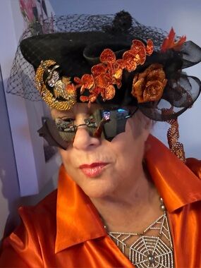Vintage pill box 🧡🖤Heidi Daus pin ,netting floral Halloween magic BOOTIFUL🦉🌙